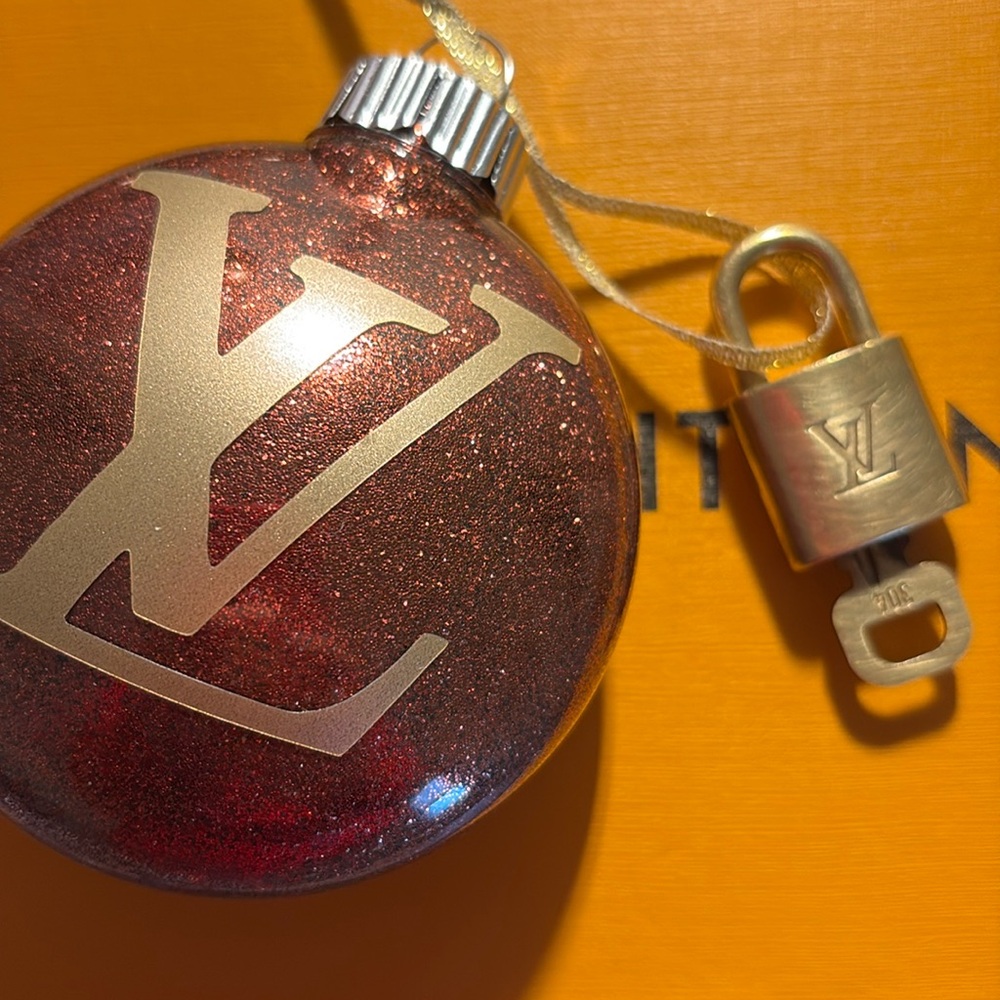 Louis Vuitton # 304 Lock and Key w/ unbranded ornament